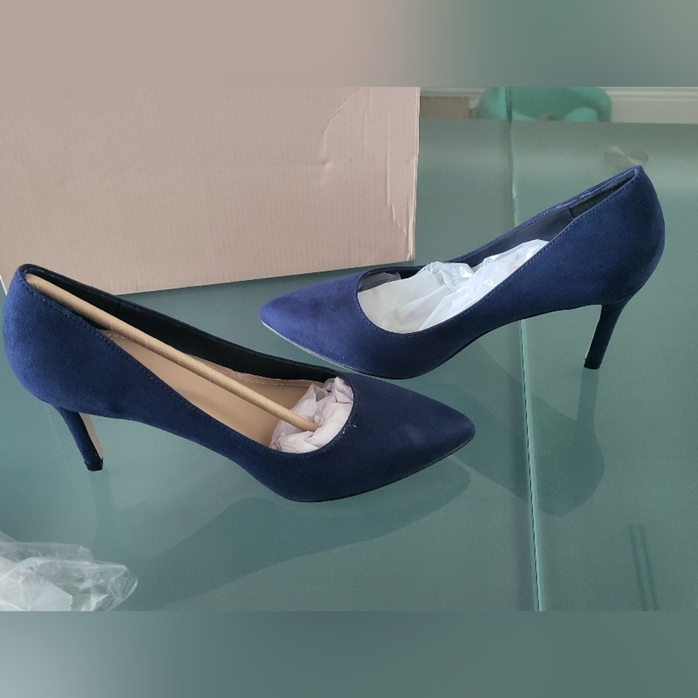 NWT Khloy Nice Blue Suede Pumps Size 7